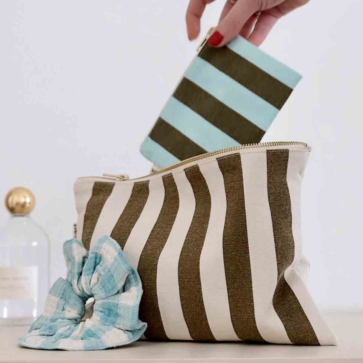 LILI FLAT POUCH STRIPES OLIVE / GREIGE: OLIVE / GREIGE / STRIPES