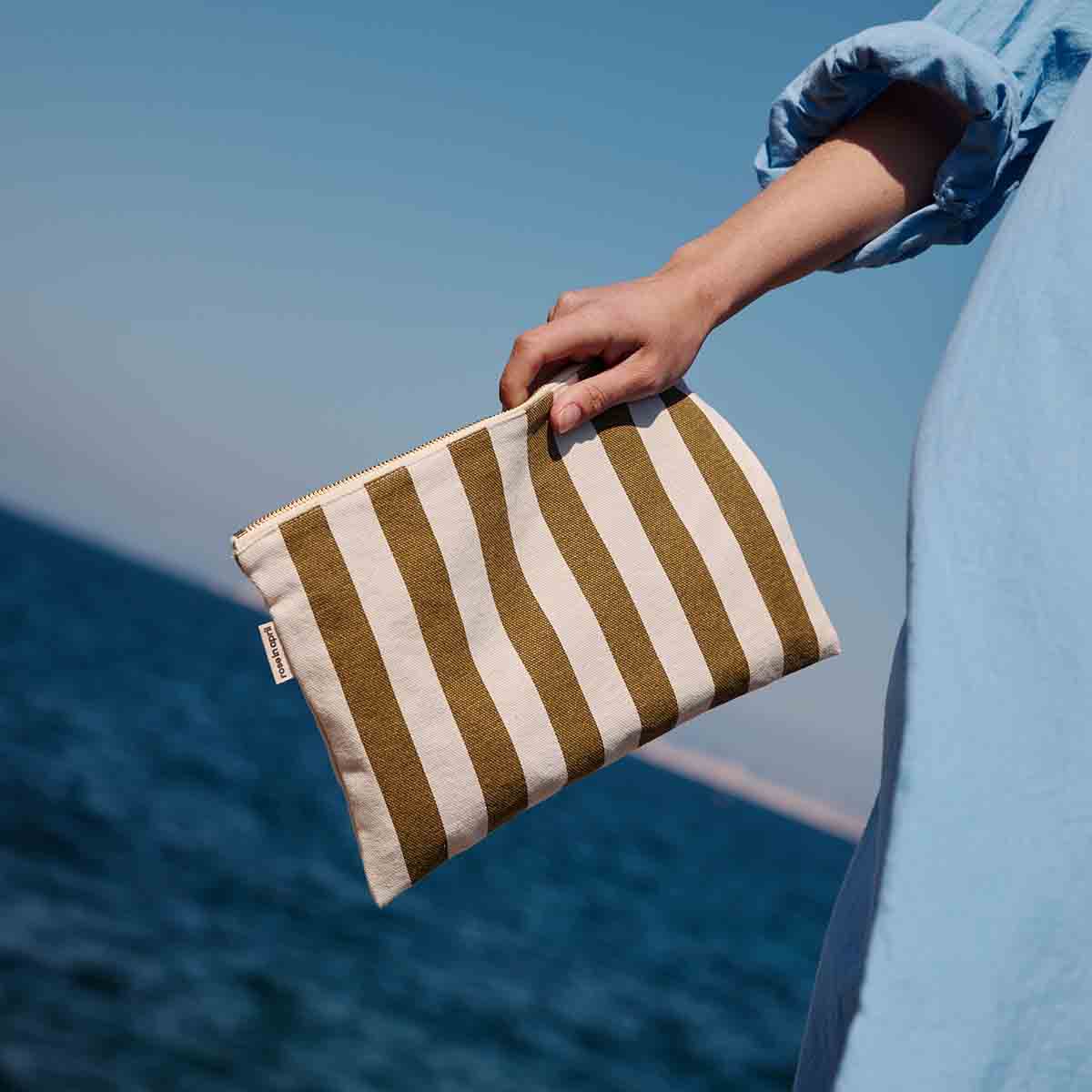 LILI FLAT POUCH STRIPES OLIVE / GREIGE: OLIVE / GREIGE / STRIPES