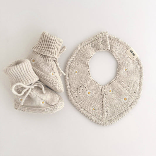 KNITTED BABY BIB- Daisy Bloom