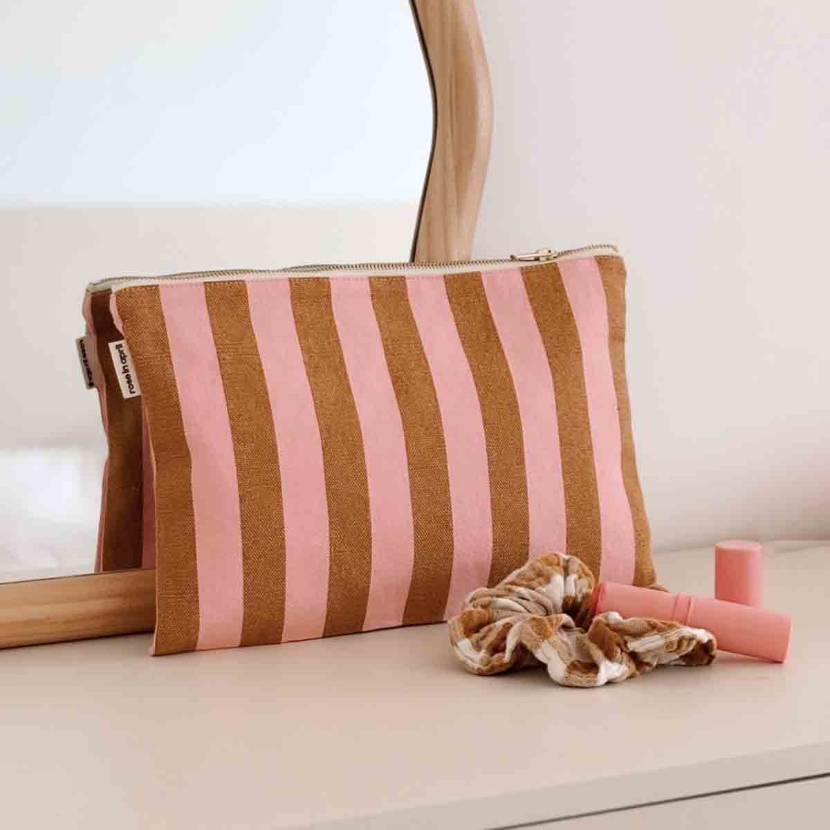 LILI FLAT POUCH STRIPES CARAMEL / STRAWBERRY: CARAMEL / STRAWBERRY