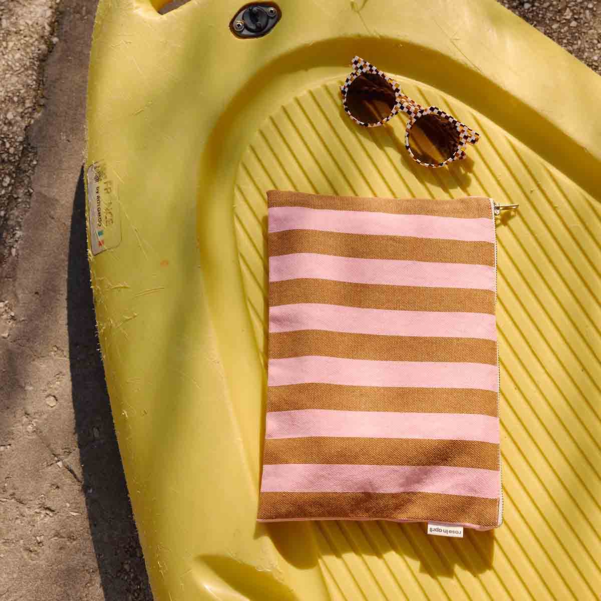 LILI FLAT POUCH STRIPES CARAMEL / STRAWBERRY: CARAMEL / STRAWBERRY