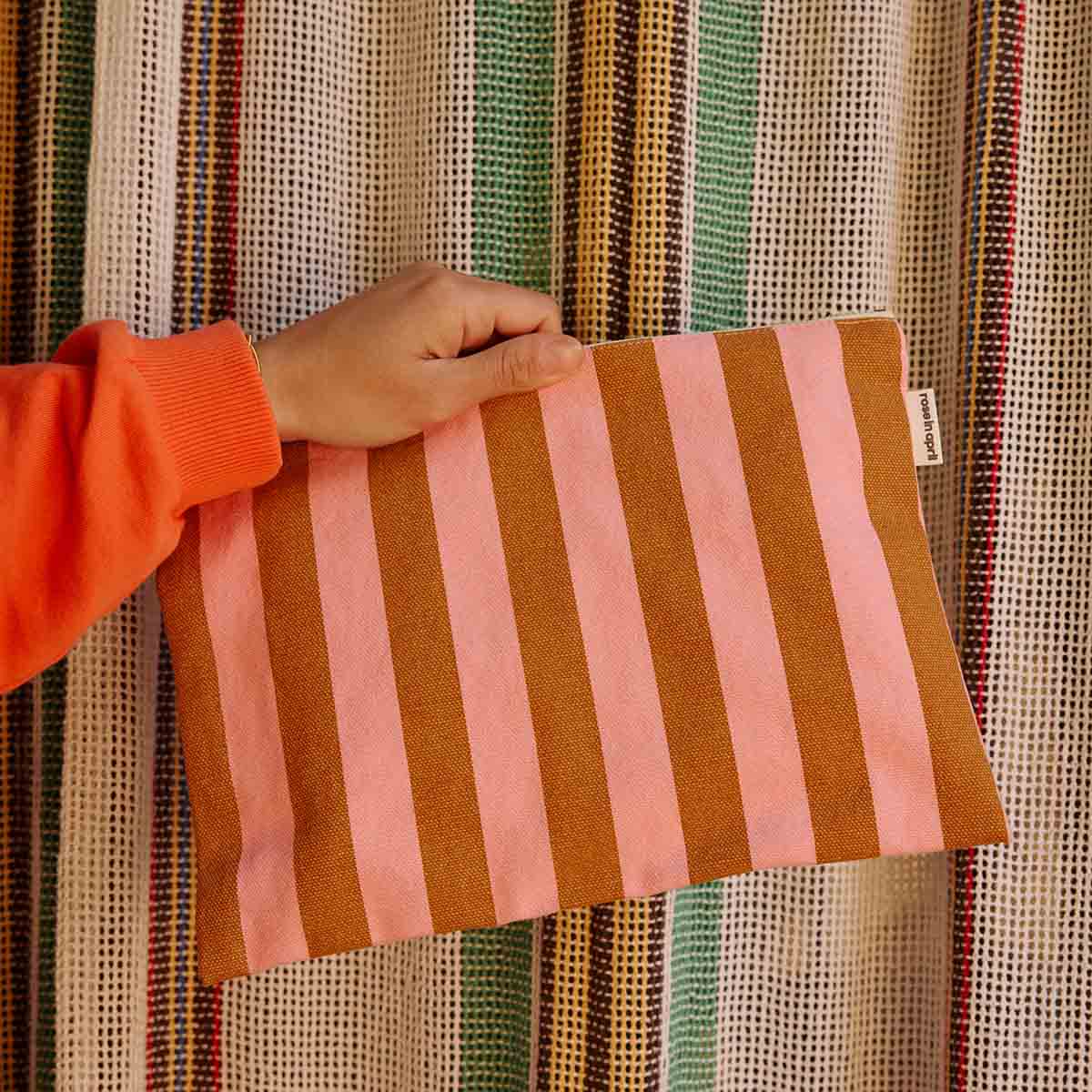 LILI FLAT POUCH STRIPES CARAMEL / STRAWBERRY: CARAMEL / STRAWBERRY