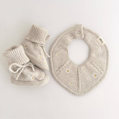 KNITTED BABY BIB- Daisy Bloom